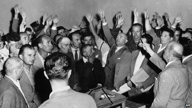 Граждане утверждают итоги голосования на одном из участков на выборах 1955 года