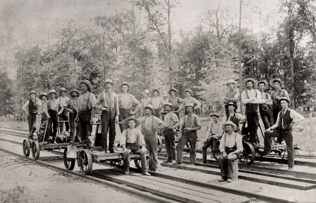 Одна из первых групповых фотографий рабочих Нью-Йорка. На снимке желенодорожники середины 1870-х