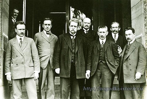 Яльмар Брантинг (в центре спереди) с соратниками